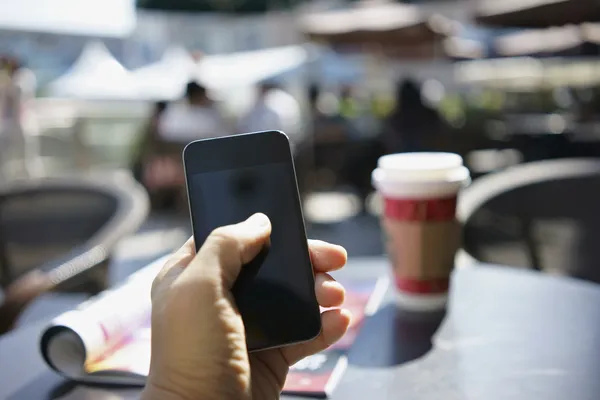 Met behulp van mobiele telefoon in een café — Stockfoto