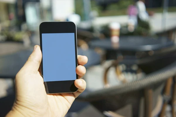 Utilizzando il telefono cellulare in un caffè — Foto Stock