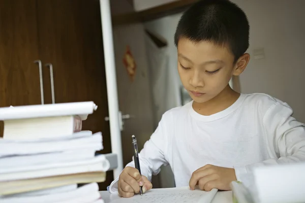 Schooljongen schrijven — Stockfoto