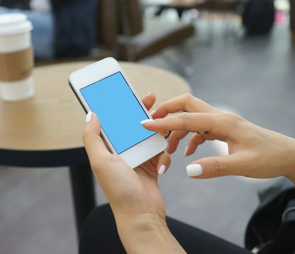 Surfen op internet met mobiele telefoon — Stockfoto