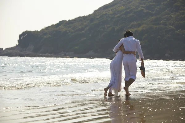 Lovers on beach — Stock Photo, Image