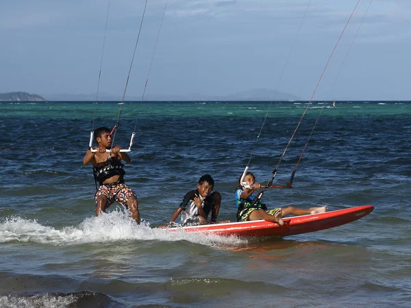 bir masa, iki uçurtma, üç erkek