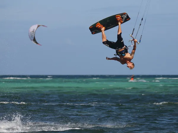 Kitesurfing unhooked trick — Stockfoto