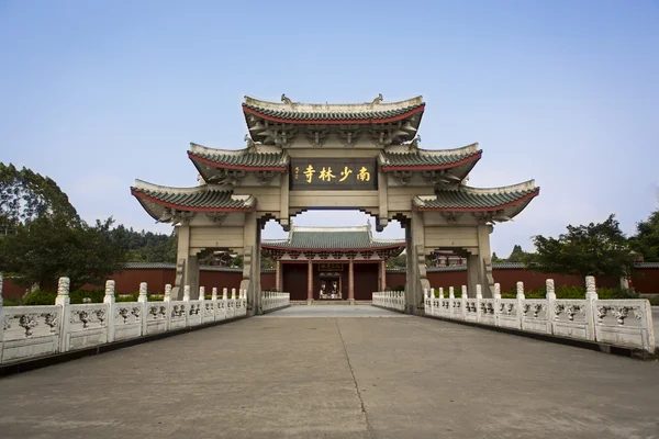 La puerta de entrada al monasterio del sur de Shaolin — Foto de Stock