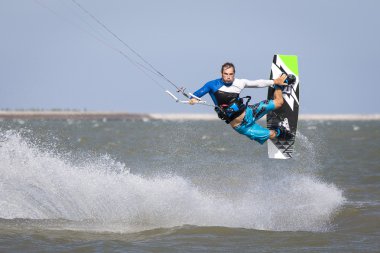 Kitesurfing hüner yanakları kabarık