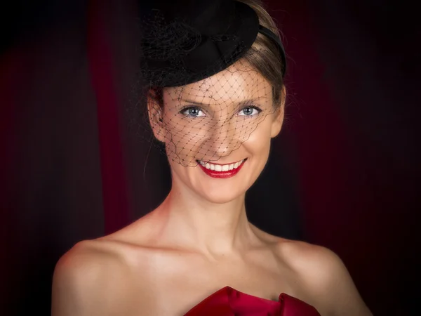 Femme blanche avec lèvres rouge chapeau avec voile — Photo