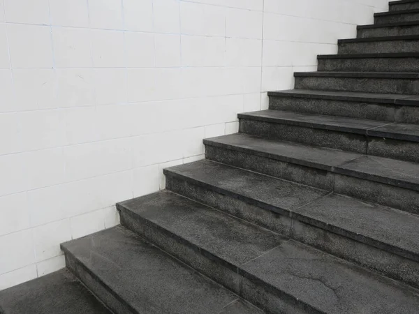 Eine Schwarze Steintreppe Der Nähe Einer Weißen Gefliesten Wand — Stockfoto