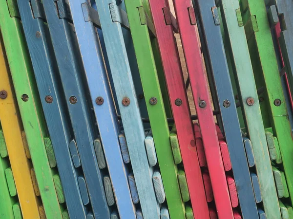 Une Rangée Chaises Multicolores Bois Près Une Terrasse Amsterdam — Photo