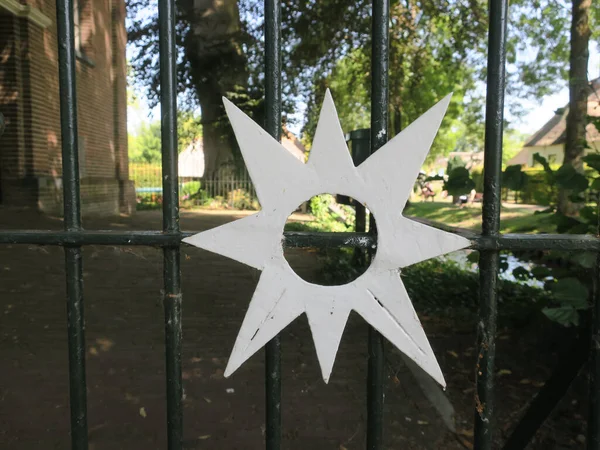 Белая Покрашенная Железная Звезда Заборе Возле Церкви Гиеторне — стоковое фото