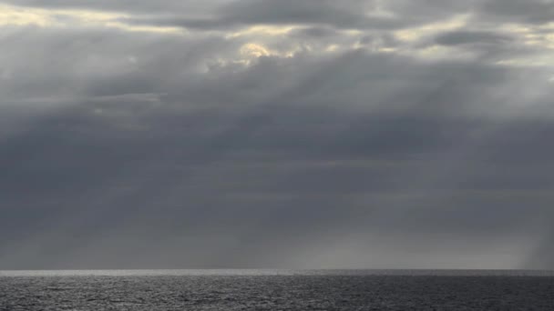 Mer et ciel nuageux 