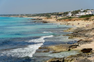 Formentera sahilinin panoramik manzarası. Es Copinyar olarak bilinen plaj