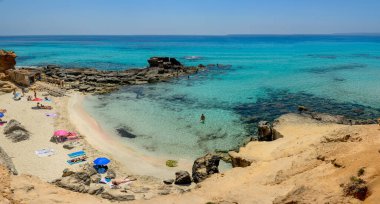 Formentera 'nın en iyi bilinen plajlarından biri. Bu Calo des Mort. Berrak ve sakin sularda, bu plaj tatil yapan çiftler tarafından sıklıkla ziyaret edilir..