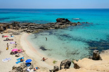 Formentera 'nın en iyi bilinen plajlarından biri. Bu Calo des Mort. Berrak ve sakin sularda, bu plaj tatil yapan çiftler tarafından sıklıkla ziyaret edilir..