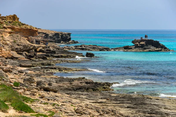 福门特拉最有名的海滩之一这是Calo Des Mort 在清澈平静的海水中 这海滩是情侣们度假的好去处 — 图库照片