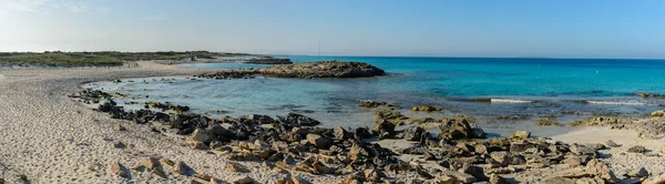 在Formentera岛上的E Trucadors海滩 位于该岛东北部 穿过一条木制的人行道 进入一片寂静的沙地和清澈的海水 — 图库照片