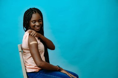 Elinde alçıyla aşılanmış çekici genç bir kadın. 