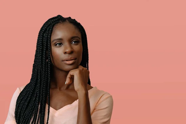Çekici Afrikalı kadın modelin yakın portresi. 