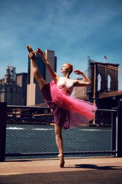 Kızıl güzel kadın manken sokakta bale yapıyor.