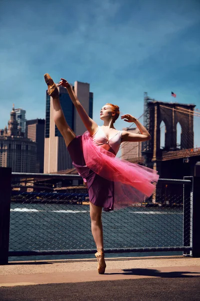 Kızıl güzel kadın manken sokakta bale yapıyor.