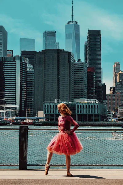 Kızıl güzel kadın manken sokakta bale yapıyor.