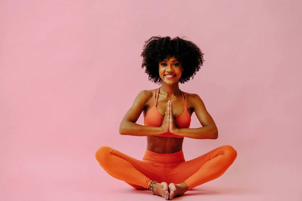 Bela Mulher Afro Americana Meditando Roupas Esportivas Fundo Rosa — Fotografia de Stock