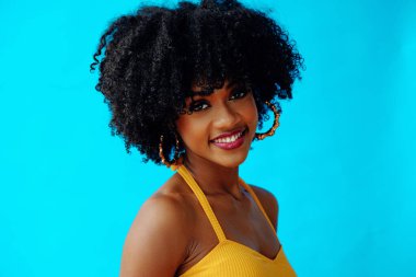 Stüdyoda poz veren güzel bir kadın. 