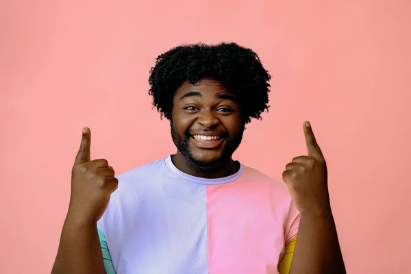 Ung Glad Afrikansk Amerikansk Man Poserar Studion Över Rosa Bakgrund — Stockfoto
