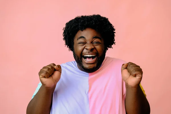 Ung Glad Afrikansk Amerikansk Man Poserar Studion Över Rosa Bakgrund — Stockfoto