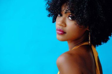 Stüdyoda poz veren güzel bir kadın. 