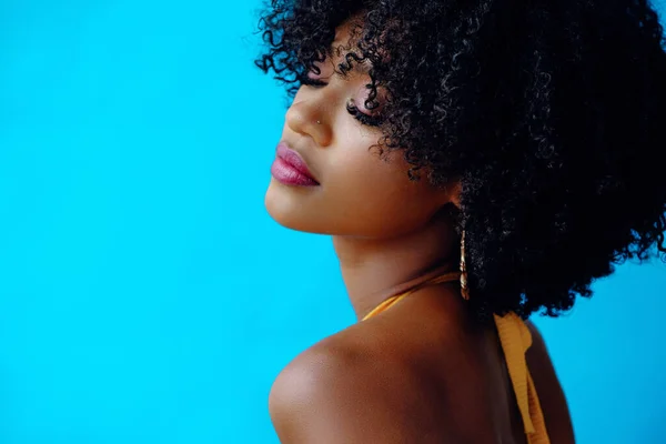 Stüdyoda poz veren güzel bir kadın. 