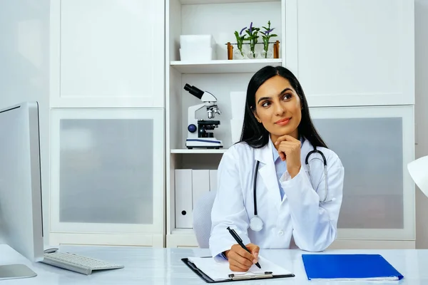 Retrato Bela Jovem Médica Uniforme Jaleco Branco Trabalhando Mesa Seu — Fotografia de Stock