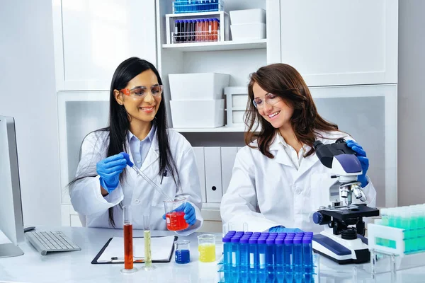 Két Gyönyörű Fiatal Női Tudós Akik Kémcsövekkel Mikroszkóppal Dolgoznak Laborban — Stock Fotó