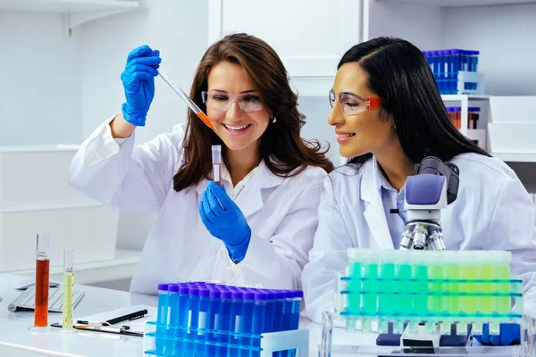 Två Vackra Unga Kvinnliga Forskare Som Arbetar Laboratorium Med Provrör — Stockfoto
