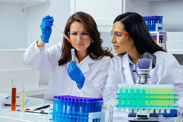 Dos Hermosas Científicas Jóvenes Trabajando Laboratorio Con Tubos Ensayo Haciendo — Foto de Stock