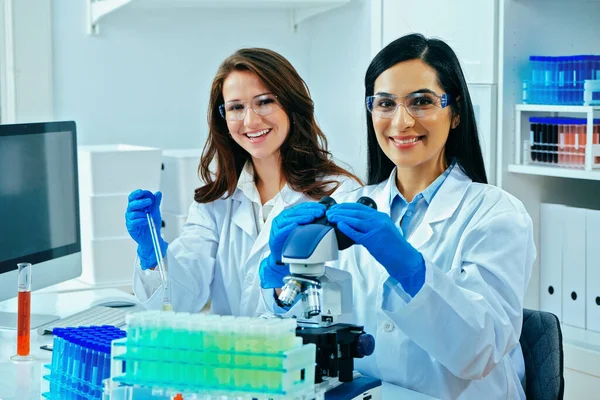 Två Vackra Unga Kvinnliga Forskare Som Arbetar Laboratorium Med Provrör — Stockfoto