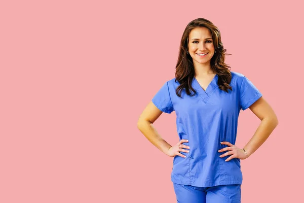 Gülümseyen kadın doktor ya da hemşire portresi mavi üniformalı, el ele tutuşmuş.