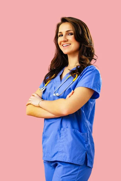 Portret Uśmiechniętej Lekarki Lub Pielęgniarki Niebieskim Mundurze Ramionami Skrzyżowanymi Różowym — Zdjęcie stockowe