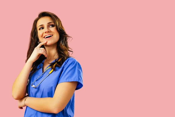 Portrét Krásné Ženy Lékaře Nebo Zdravotní Sestry Modré Uniformě Myšlení — Stock fotografie