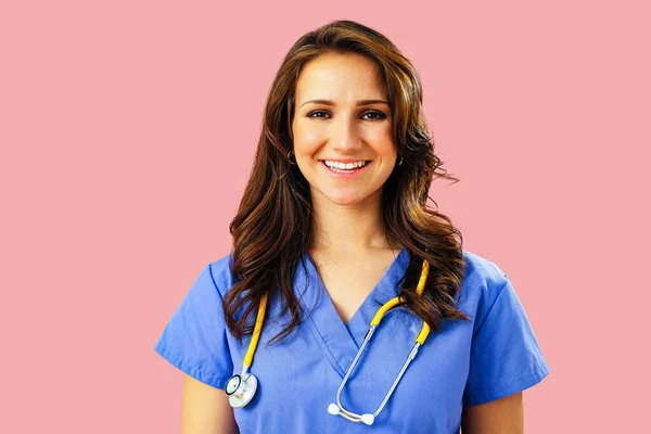 Πορτρέτο Της Χαμογελαστή Γυναίκα Γιατρός Νοσοκόμα Στηθοσκόπιο Μπλε Στολή Ροζ — Φωτογραφία Αρχείου
