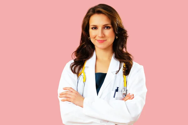 Retrato Médico Feminino Confiante Com Braços Cruzados Fundo Estúdio Rosa — Fotografia de Stock