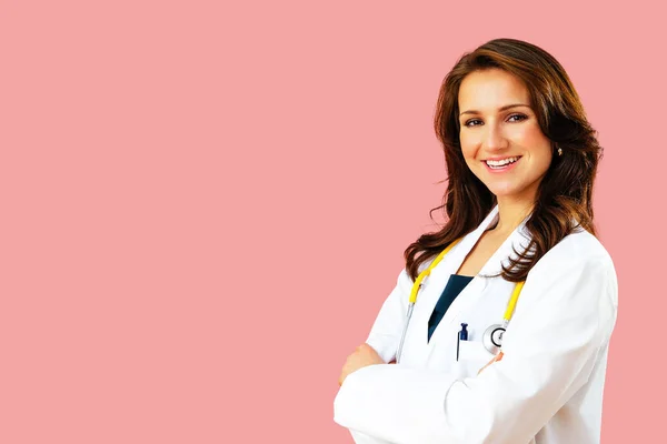 Retrato Doctora Sonriente Con Los Brazos Cruzados Sobre Fondo Rosa — Foto de Stock