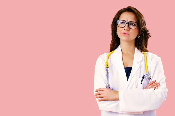 Retrato Bela Médica Feminina Óculos Pensando Olhando Para Cima — Fotografia de Stock