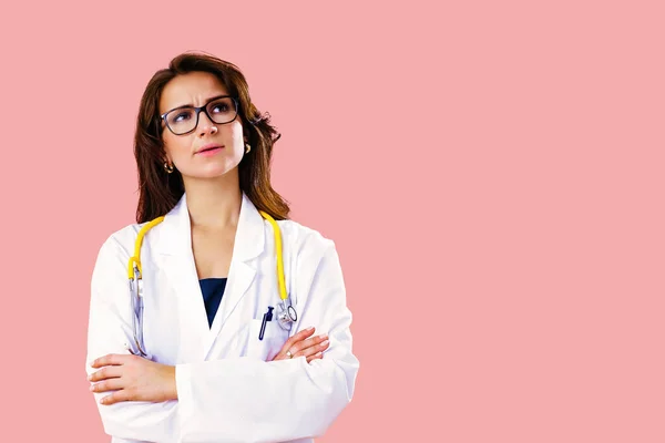 Retrato Bela Médica Feminina Óculos Pensando Olhando Para Cima — Fotografia de Stock