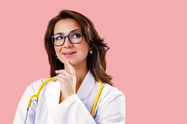 Close Studio Retrato Alegre Médico Enfermeira Óculos Olhando Para Lado — Fotografia de Stock