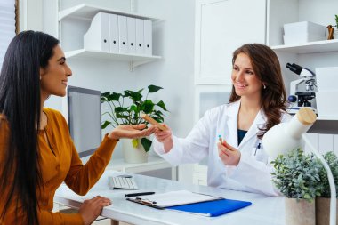 Güzel bayan doktor ve hasta ofisi