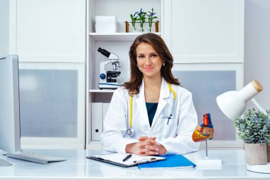 Güzel gülümseyen kadın doktor ofisinde