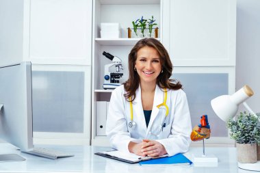 Güzel gülümseyen kadın doktor ofisinde