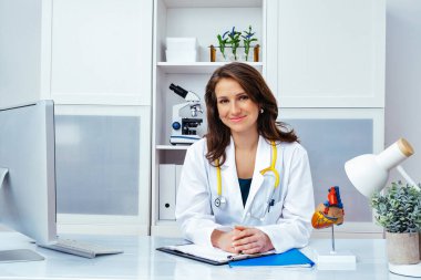 Güzel bayan doktor ofiste..