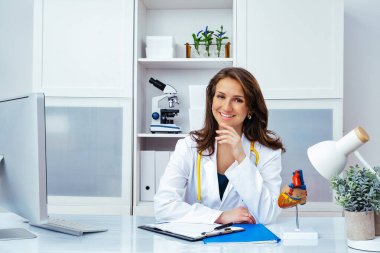 Güzel bayan doktor ofiste..