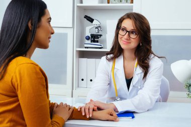 Doktor ve kadın hasta hastanede.